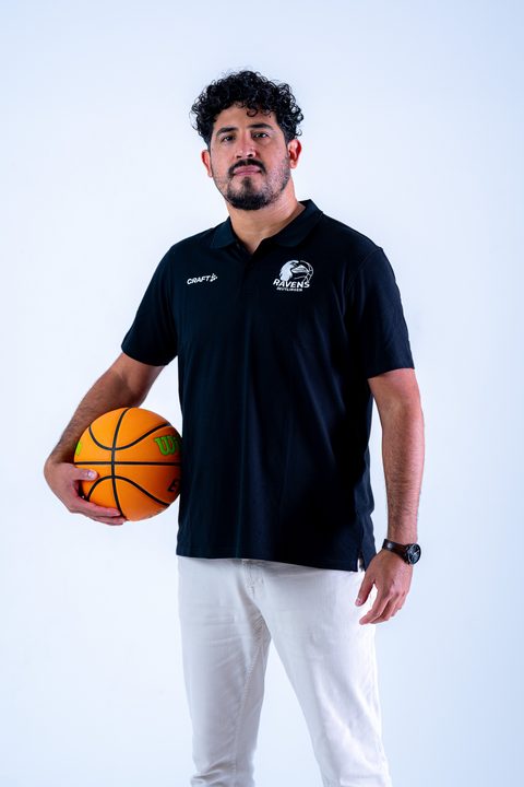 Rodrigo Reynoso, Cheftrainer der Ravens, mit einem Basketball