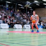 Ravens-Spieler mit der Nummer 44 an der Freiwurflinie, dahinter die volle Tribüne