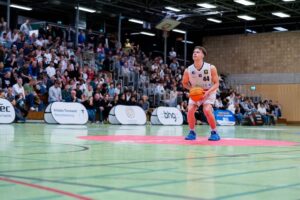Ravens-Spieler mit der Nummer 44 an der Freiwurflinie, dahinter die volle Tribüne