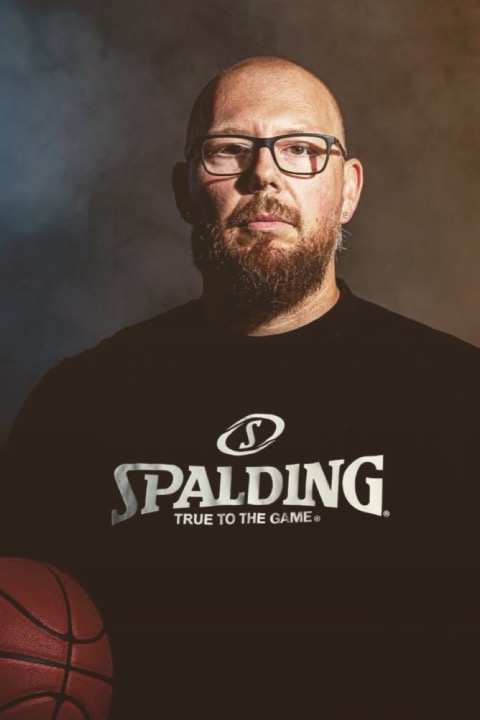 Pemo, Mini-Jugendkoordinator der Ravens, mit einem Basketball